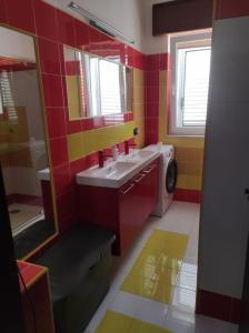 bagno con lavandino e lavatrice di Casa FELICE a Teora