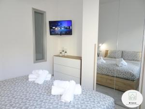 トリノにあるEliana Deluxe & Modern Apartmentの小さなベッドルーム(ベッド2台、鏡付)