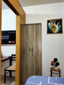 um quarto com um armário e uma porta de madeira em Shell Residences condotel em Manila