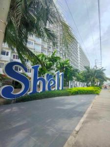 um sinal para um hotel em frente a um edifício em Shell Residences condotel em Manila