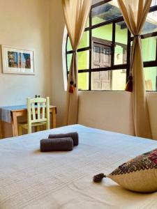 um quarto com uma cama com duas toalhas em Casa Matilda San Cristobal em San Cristóbal de Las Casas