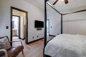 TV a/nebo společenská místnost v ubytování Tupelo Two Story - Near Savannah, I95, and Airport (Sleeps 8)