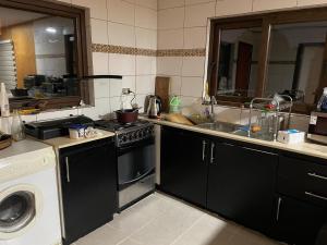 cocina con fregadero y lavadora en Casa chinquihue vista al mar en Puerto Montt