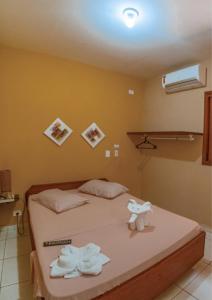 Un pat sau paturi într-o cameră la Água Doce Praia Hotel