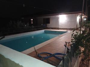 una piscina por la noche con luz en Chalet Venta del Aire, en Lanjarón