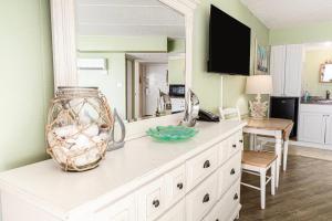 Η κουζίνα ή μικρή κουζίνα στο Bright Modern Room with Ocean Front View 4th Floor