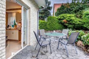 a patio with a table and chairs and a kitchen at Ferienwohnung Sellin 1 in Sellin