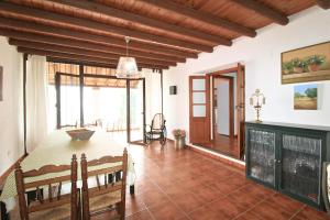 Una sala de estar con una mesa y un comedor. en La Solana by SIERRA VIVA, en Cortelazor