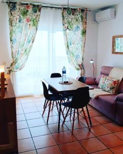 - un salon avec une table, des chaises et un canapé dans l'établissement Playa Velilla Velimar 2, à Almuñécar