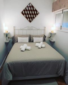 1 dormitorio con 1 cama grande y 2 almohadas en Playa Velilla Velimar 2 en Almuñécar