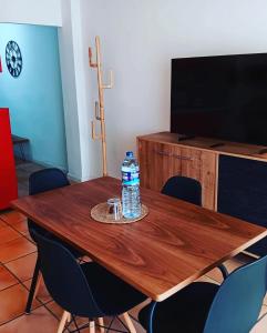 - une bouteille d'eau assise sur une table en bois dans l'établissement Playa Velilla Velimar 2, à Almuñécar