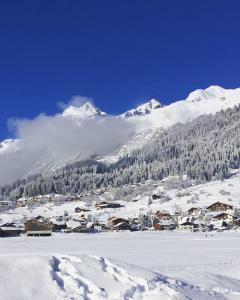 una pequeña ciudad en la nieve con una montaña en Casa Splendusa - sonnige Wohnung in Brigels en Brigels