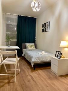 1 dormitorio con cama, mesa y escritorio en HALBY rooms Rondo ONZ en Varsovia