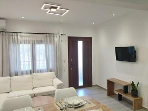 TV a/nebo společenská místnost v ubytování GRAMMENOS HOUSE