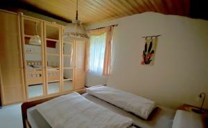a bedroom with a bed and a window in it at Ferienwohnung Deininger inkl. Chiemgaukarte in Ruhpolding