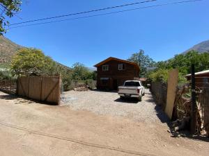 un camión estacionado frente a una casa en Cabaña en San Jose de Maipo, en Melocotón