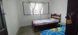 En eller flere senge i et værelse på Habitaciones Sencillas