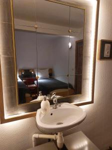 La salle de bains est pourvue d'un lavabo et d'un miroir. dans l'établissement Le Vieux La Roche, à La-Roche-en-Ardenne