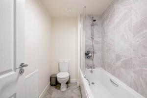 O baie la Stunning Private room + Bathroom & Parking!