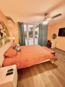 1 dormitorio con cama y ventana grande en Casa De Sol Family Home Near Rincon & Beach, en Aguada