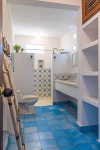 baño con aseo y suelo de baldosa azul en Wonderful House Paradise in the Rosario Islands, en Cartagena de Indias