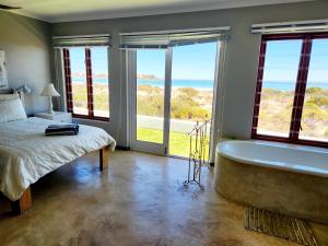Ένα ή περισσότερα κρεβάτια σε δωμάτιο στο Beach Front Beach House 10 Golden Mile