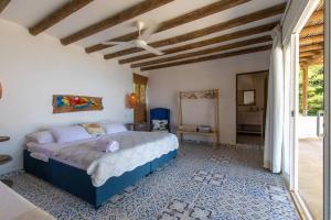 um quarto com uma cama e uma ventoinha de tecto em Wonderful House Paradise in the Rosario Islands em Cartagena das Índias
