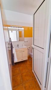 ein Bad mit einem Waschbecken und einem Spiegel in der Unterkunft El poniente in Caleta de Sebo