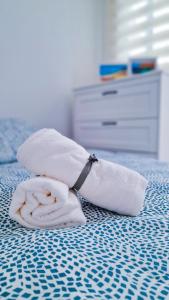 ręcznik na łóżku w obiekcie El poniente w mieście Caleta de Sebo