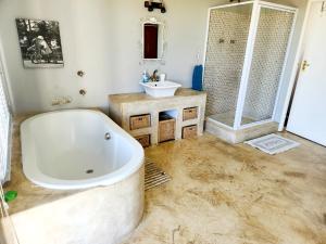 Ένα μπάνιο στο Beach Front Beach House 10 Golden Mile +60 φωτογραφίες