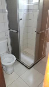 瓜拉派瑞Apartamento a poucos passos do mar的带淋浴和卫生间的浴室