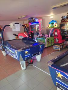 a childs play room with a video game at Mobil home Canet Roussillon 4 étoiles le Mar Estang 8 pers in Canet-en-Roussillon