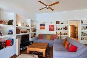 - un salon avec un canapé et un ventilateur de plafond dans l'établissement Can coll des cocons barefoot house 5min from pacha, à Ibiza