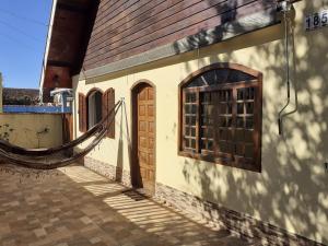 a building with a wooden door and a window at Casa/chale Campos do Jordao in Campos do Jordão