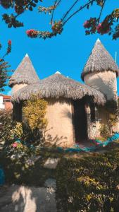 a small house with a thatched roof at Pousada Capitólio 04 Canoa Quebrada in Canoa Quebrada