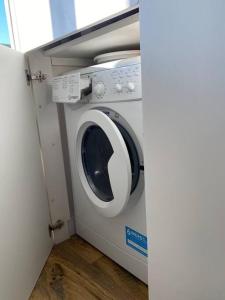 Waschmaschine und Trockner in einem kleinen Zimmer in der Unterkunft Beau 2 pièces - Mairie de Clichy in Clichy