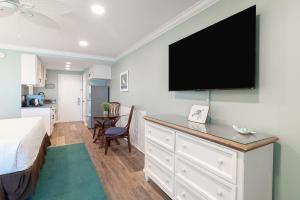 En TV eller et underholdningssystem på Dunes King Room Oceanfront Views 2nd Floor