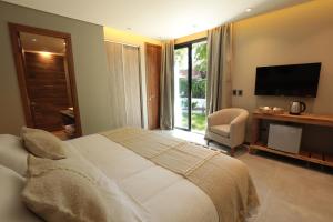 Uma TV ou centro de entretenimento em Heura Petit Hotel