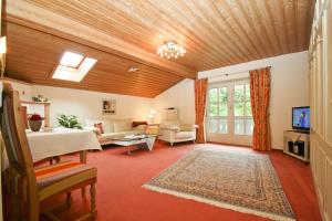 a living room with a wooden ceiling at Am Hadermarkt in Ruhpolding