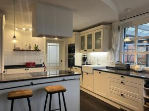 Kuchyň nebo kuchyňský kout v ubytování "Landhaus Thuner Heide" mit Kamin, Whirlpool & Feuerstelle