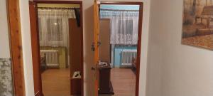 korytarz z drzwiami prowadzącymi do pokoju w obiekcie Uslugi Hotelowe Władysław w mieście Paczków