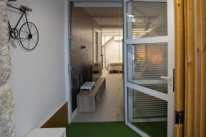 una habitación con una puerta corredera de cristal y un dormitorio en Riquiña Celanova, en Celanova