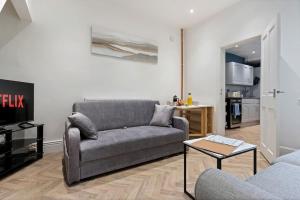Η κουζίνα ή μικρή κουζίνα στο Becky's House: Near Motor Point Arena with Free Parking