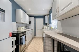 Η κουζίνα ή μικρή κουζίνα στο Becky's House: Near Motor Point Arena with Free Parking +27 φωτογραφίες