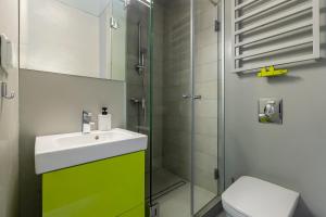 Ένα μπάνιο στο Chełmońskiego 8-04 by Farkas Apartments +27 φωτογραφίες