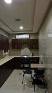 a kitchen with two chairs and a table in it at شقة مفروشة وسط الرياض in Riyadh