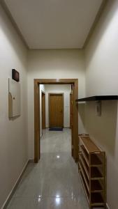 a hallway of a room with a refrigerator and a door at شقة مفروشة وسط الرياض in Riyadh