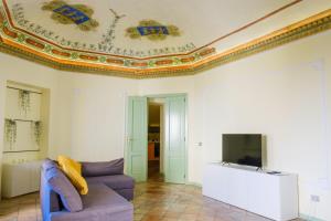 a living room with a couch and a tv at Appartamento compagnoni in Macerata