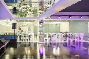 Continental New Hotel في يريفان: غرفة طعام مع طاولات بيضاء وكراسي بيضاء