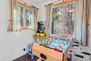 ビッグ・ベア・シティにあるTipsy Grizzly Cabin -のフーズボールのテーブルがあるゲームルーム